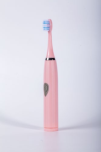 מברשת שיניים חשמלית המופעלת באמצעות סוללה עם מנקה לשון